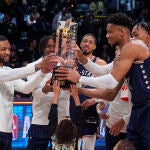 Lillard, MVP, y Antetokounmpo, con el trofeo de campeón del All-Star Game