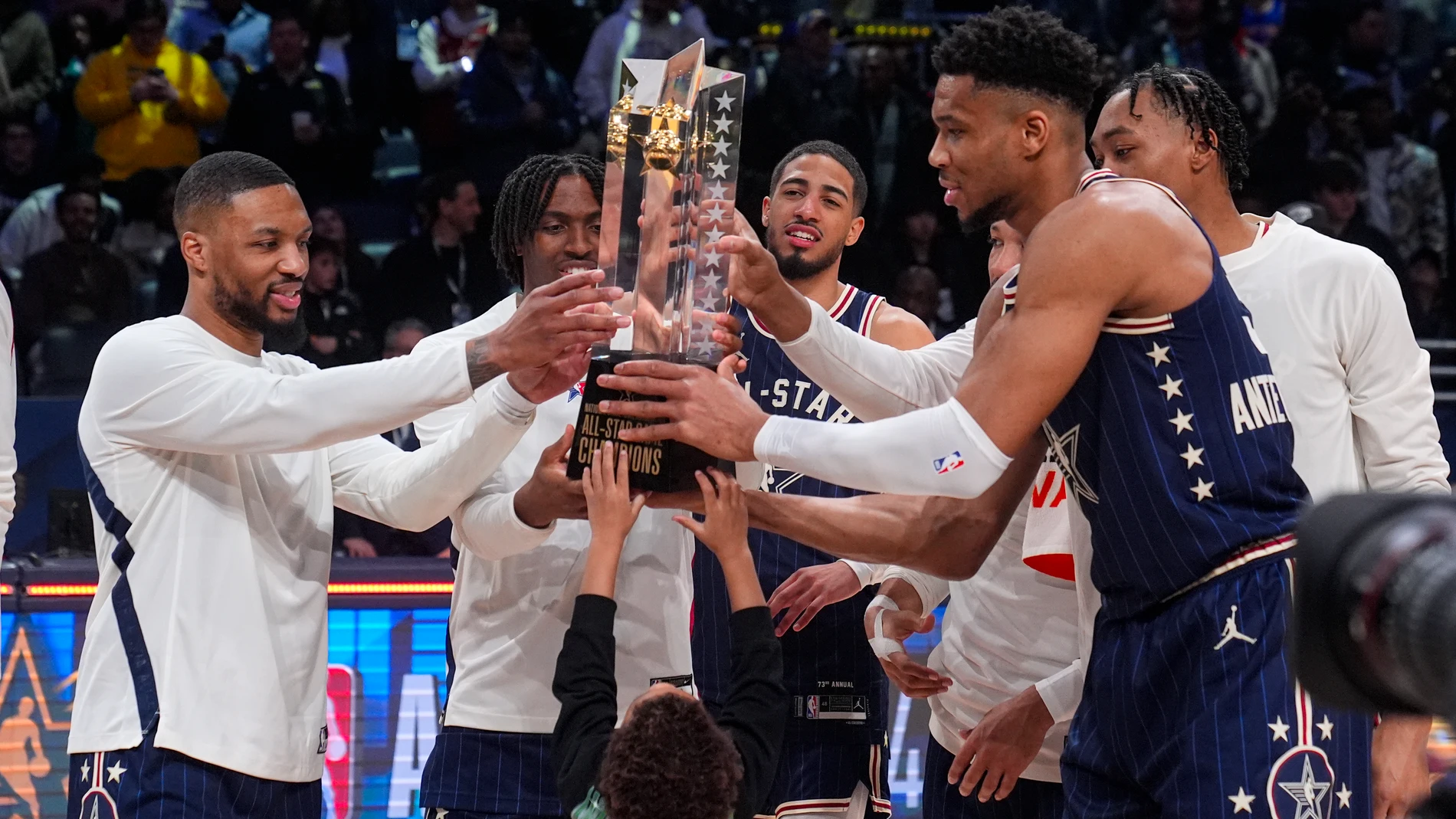 Lillard, MVP, y Antetokounmpo, con el trofeo de campeón del All-Star Game