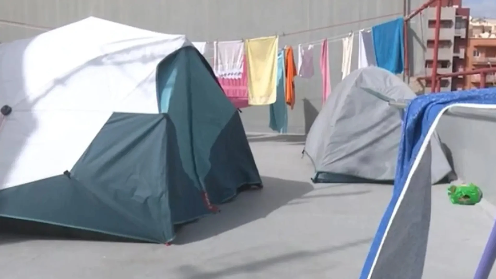 Vecinos de Santa Cruz de Tenerife denuncian el alquiler de tiendas de campaña en una azotea