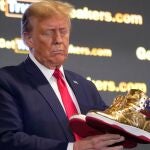 Trump lanza su propia línea de zapatillas deportivas: “Never Surrender”