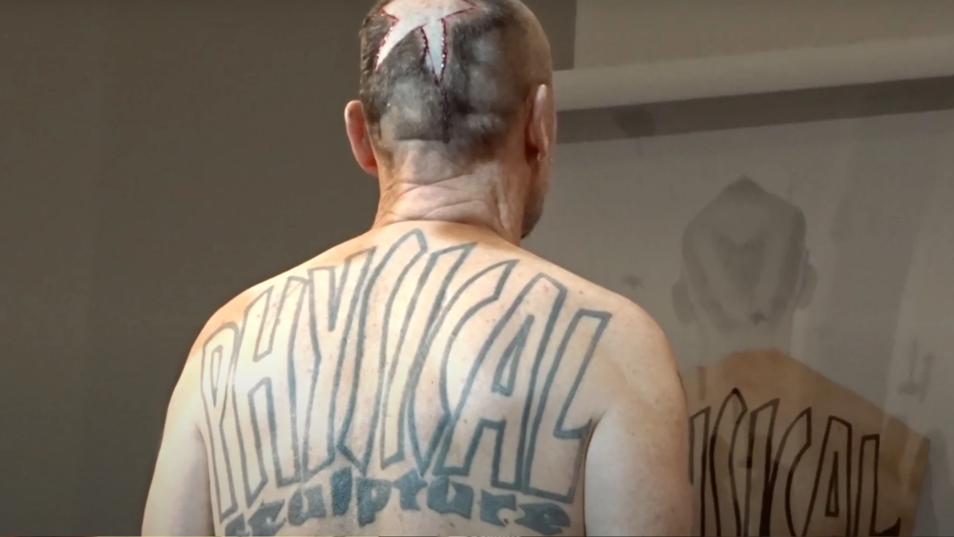 Mira mi piel tatuada, la vendo a buen precioArtista alemán subasta su piel en una peculiar obra de arte póstuma