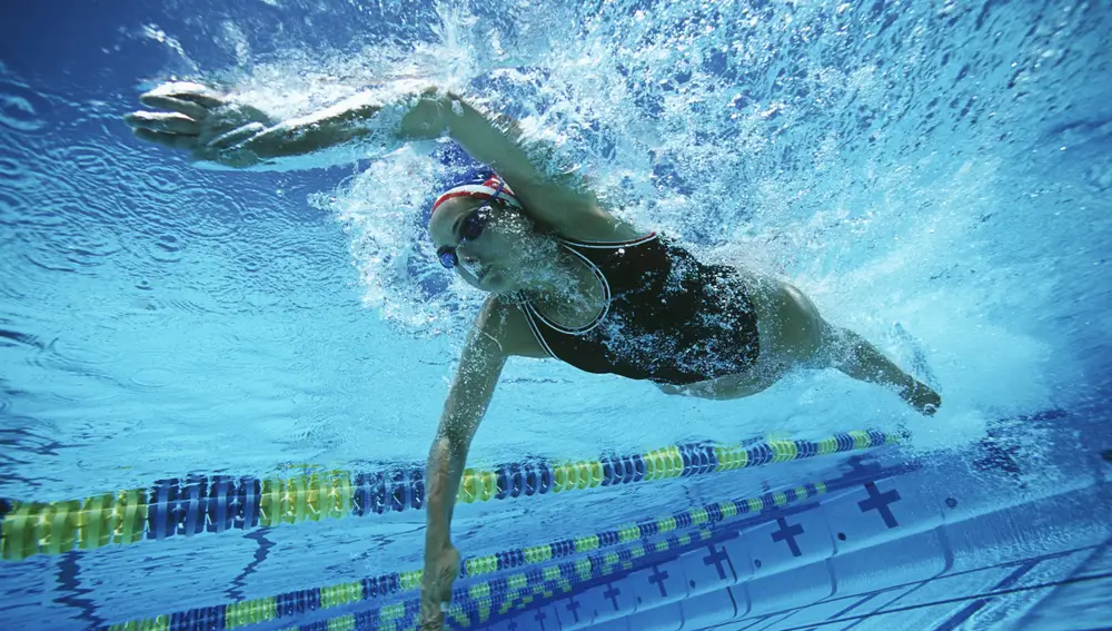 La natación es un deporte que permite entrenar todos los músculos y además, es la actividad física que trae más beneficios