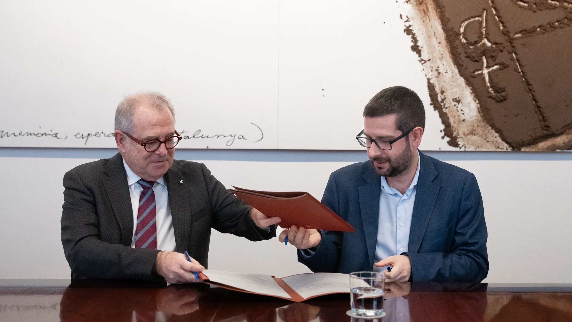 El teniente de alcalde de Economía, Jordi Valls (i), y el portavoz del grupo municipal de ERC al Ayuntamiento de Barcelona, Jordi Castellana (d), firman un acuerdo, en la Sala Tàpies de l'Ajuntament de Barcelona, a 19 de febrero de 2024, en Barcelona, Catalunya (España). El alcalde de Barcelona ha pactado con ERC sus Presupuestos para 2024 y prevé tramitarlos inicialmente, mañana martes 20 de febrero, en Comisión de Economía extraordinaria, después de que BComú haya dicho que facilitará este ...