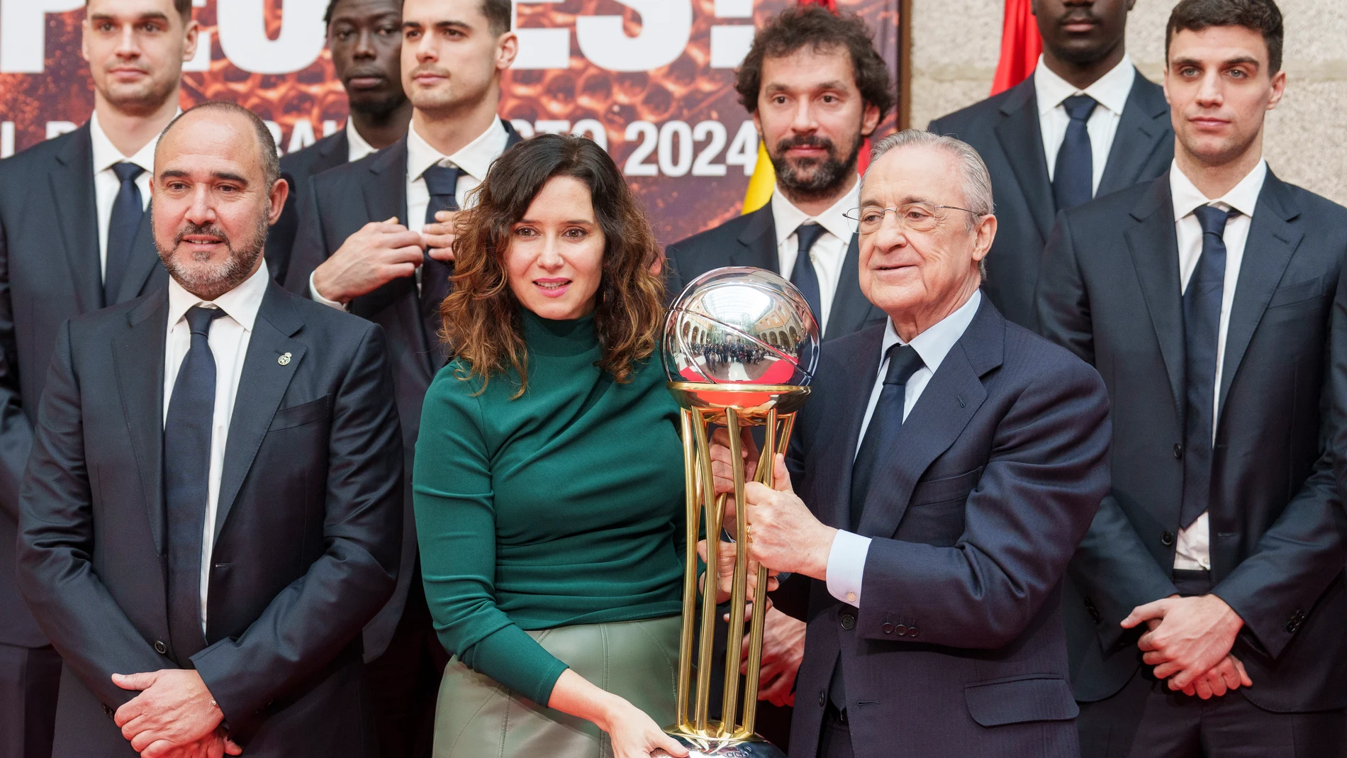 Isabel Diaz Ayuso recibe en Sol al Real Madrid de Baloncesto