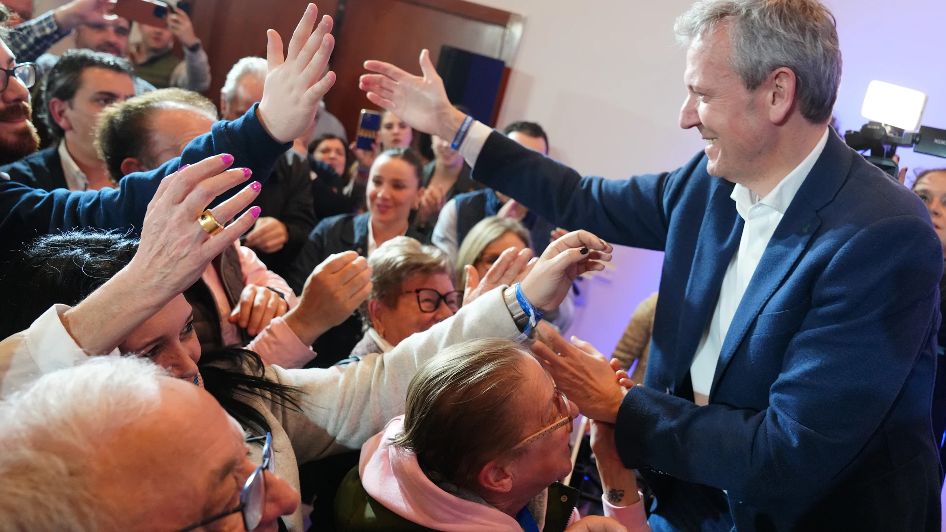 El candidato Popular a la Xunta, Alfonso Rueda, celebra la victoria durante el seguimiento de la jornada electoral de los comicios autonómicos de Galicia, en el hotel Eurostars de San Lázaro, a 18 de febrero de 2024, en Santiago de Compostela, A Coruña, Galicia (España). Todos los gallegos han sido llamados a las urnas hoy, 18 de febrero, para elegir a su nuevo presidente autonómico para los próximos cuatro años. Hay 75 escaños en juego, por lo que los candidatos de los diferentes partidos de...