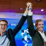 SANTIAGO, 19/02/2024.- El líder del PP, Alberto Núñez Feijóo (izda), posa junto al presidente electo gallego, Alfonso Rueda, durante la reunión de la Junta Directiva del PP gallego, que analiza el resultado de los comicios. EFE/Lavandeira Jr.
