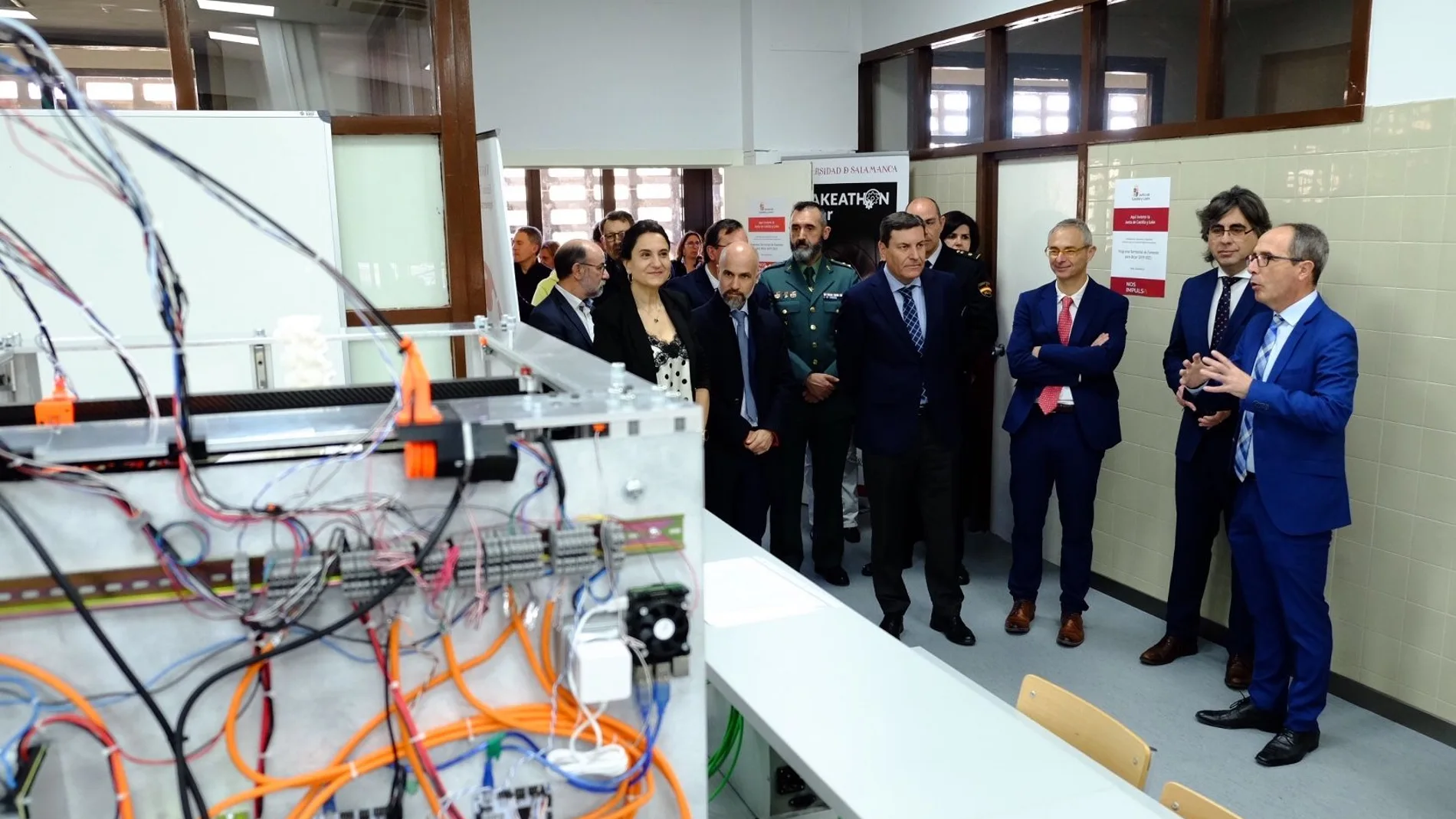 El consejero de Economía y Hacienda, Carlos Fernández Carriedo, y el rector de la Universidad de Salamanca, Ricardo Rivero, participaron este lunes en la inauguración de los nuevos laboratorios de la Escuela Técnica Superior de Ingeniería Industrial de la Usal en Béjar