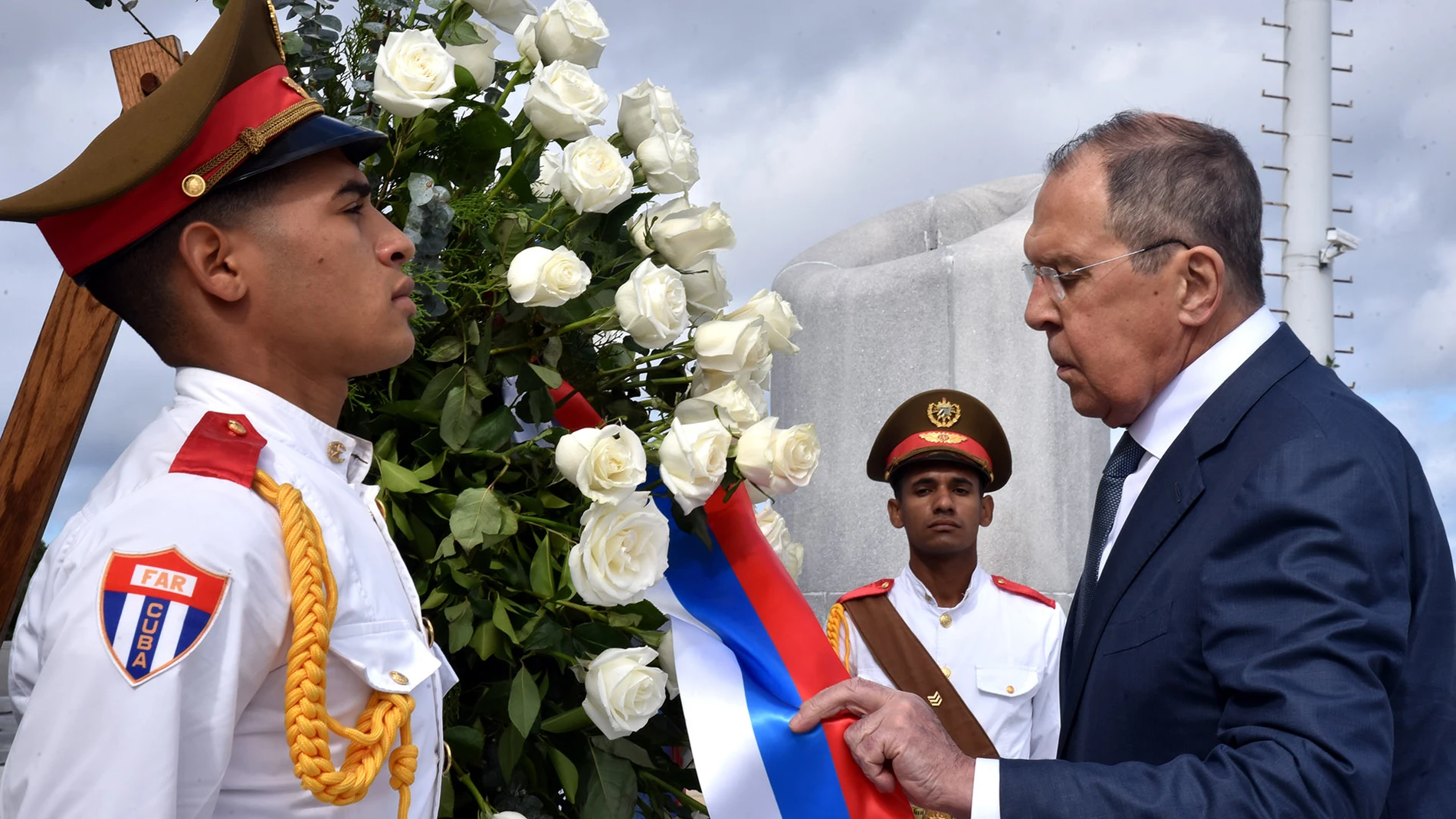AME627. LA HABANA (CUBA), 19/02/2024.- Serguéi Lavrov (d), ministro de Asuntos Exteriores de Rusia, participa en una ceremonia de colocación de una ofrenda floral al Héroe Nacional de Cuba, José Martí, este lunes en La Habana (Cuba). Cuba y Rusia resaltaron las "excelentes relaciones" entre ambos países tras la reunión del ministro de Exteriores ruso, Serguéi Lavrov, con su homólogo insular, Bruno Rodríguez, en la capital de la isla, informó este lunes la Cancillería. EFE/ Omara García Medero...