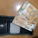 Cartera encontrada por un vecino y entregada a la Policía de Argamasilla de Alba.