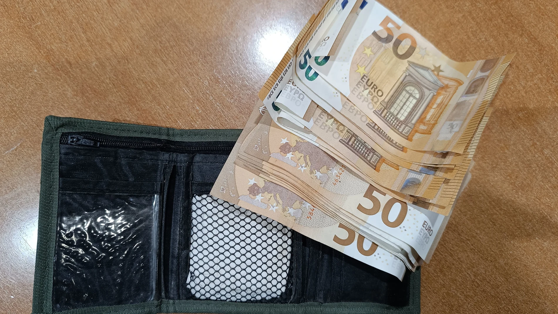 Cartera encontrada por un vecino y entregada a la Policía de Argamasilla de Alba. AYUNTAMIENTO ARGAMASILLA DE ALBA 19/02/2024
