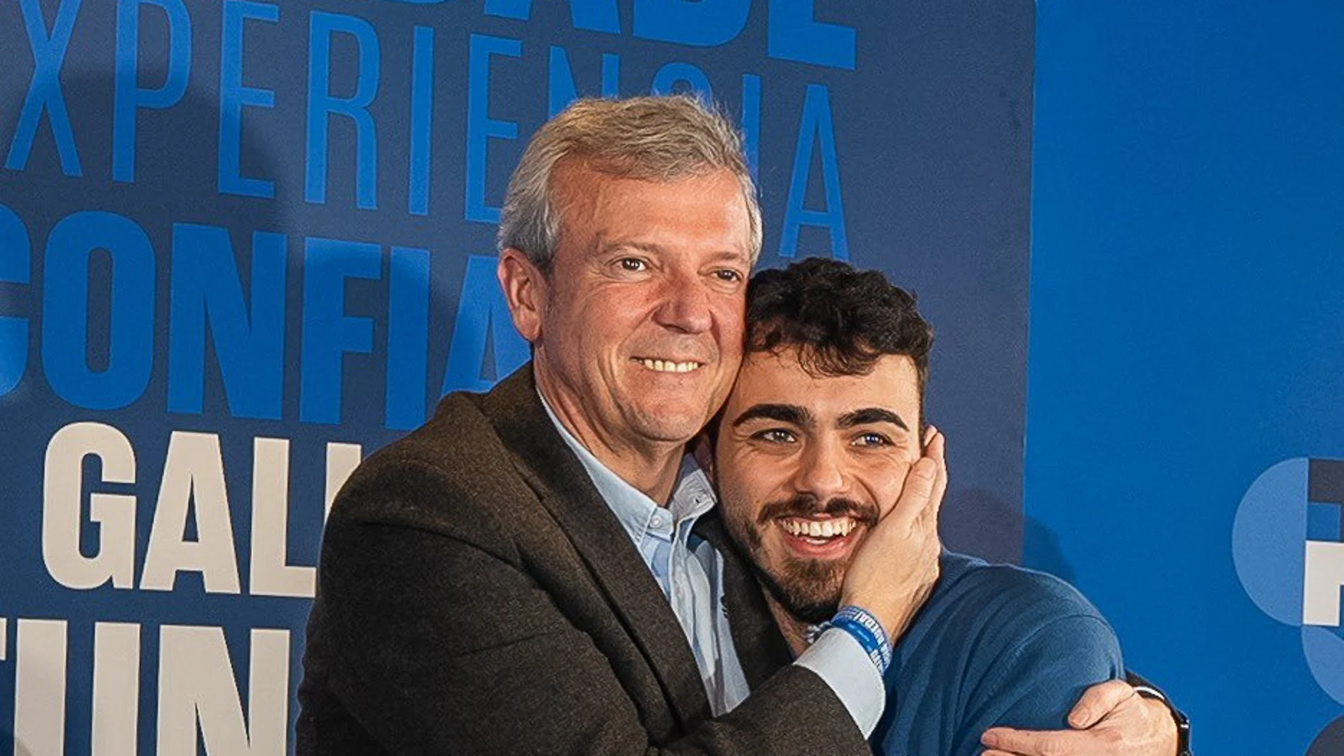 Alfonso Rueda abraza a Raúl Santamaría