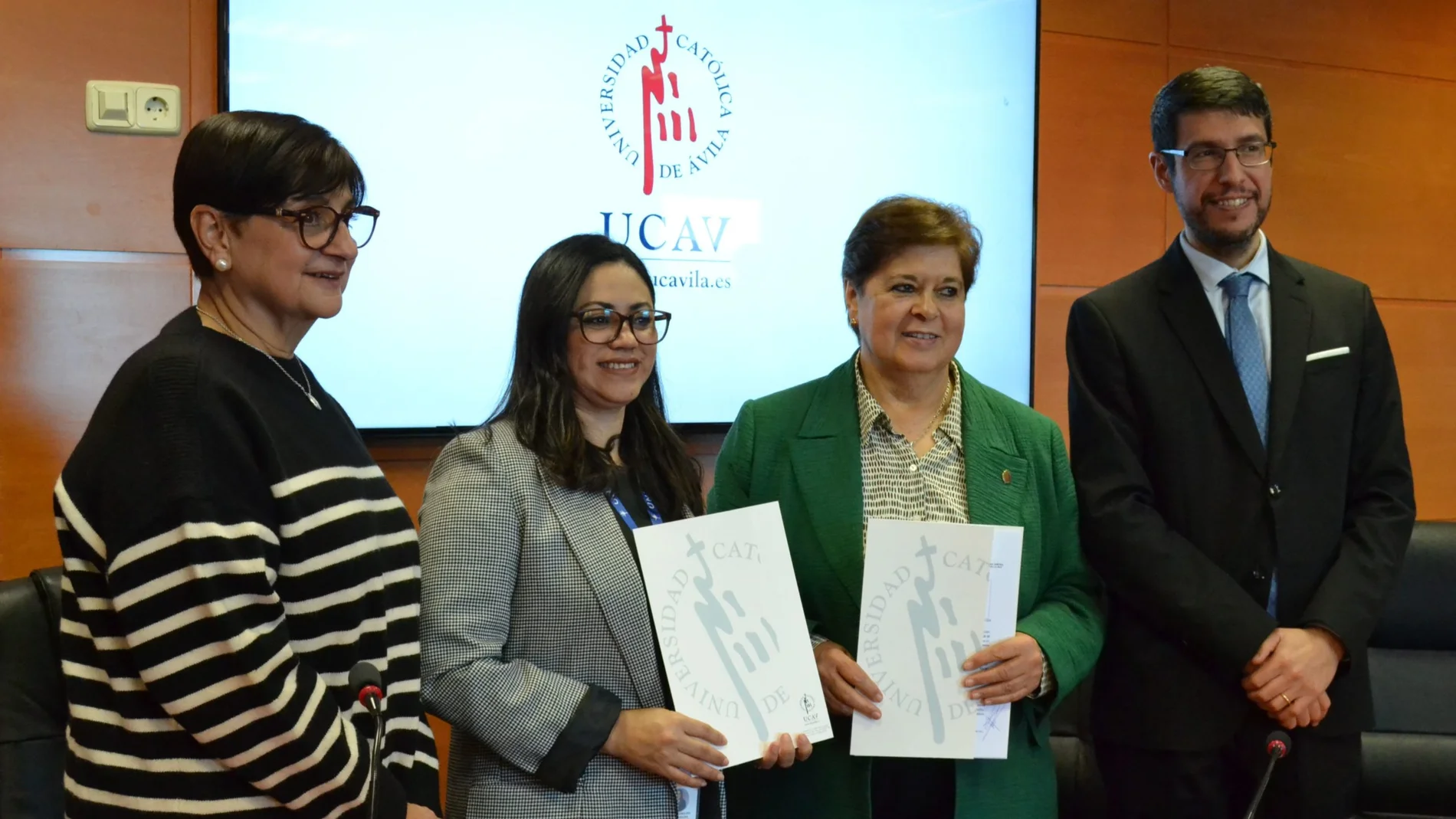La rectora de la UCAV, María del Rosario Sáez Yuguero, firma un convenio marco con la Universidad Católica de Honduras (UNICAH)