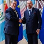 El presidente de Guatemala, Bernardo Arévalo, y el presidente del Consejo Europeo, Charles Michel, este martes en Bruselas