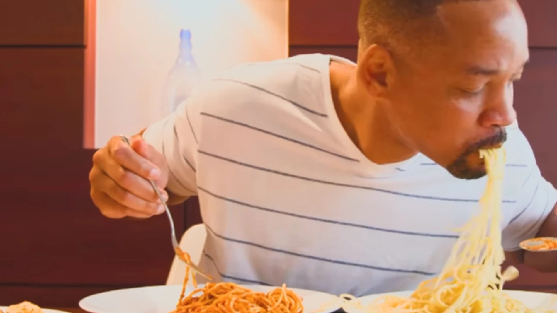 El vídeo viral de Will Smith en el que se ríe de las IA como Sora.