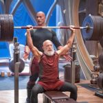 Imagen compartida en redes sociales por JK Simmons en la que sale junto al actor Dwayne Johnson