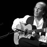 Paco de Lucía tocando la guitarra durante una de sus múltiples actuaciones