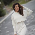 Pilar Rubio con look blanco y botas. 