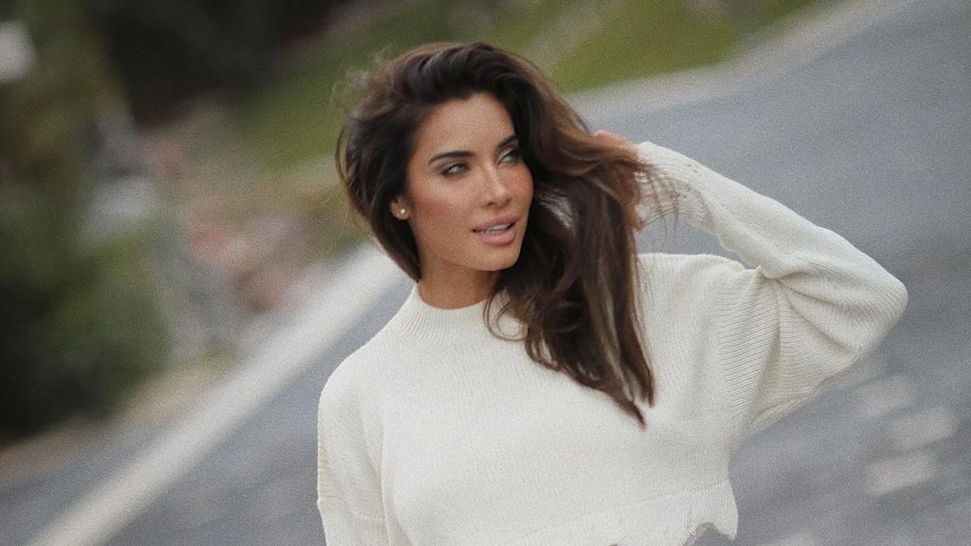 Pilar Rubio con look blanco y botas.