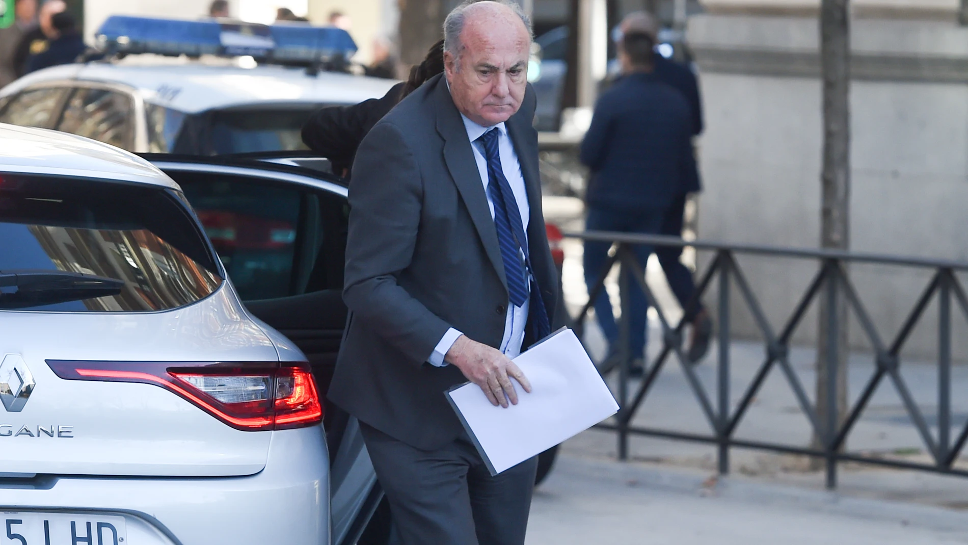 El juez Manuel García Castellón sale de un vehículo para entrar en la Audiencia Nacional, a 20 de febrero de 2024, en Madrid (España). La Oficina Federal de Justicia de Suiza ha enviado una misiva al juez del caso 'Tsunami Democràtic', Manuel García Castellón, a través del Ministerio de Justicia, en la que se niega a auxiliarle en la localización de la secretaria general de ERC Marta Rovira y en obtener información bancaria relativa a la plataforma porque entiende que debe decidir antes si ha...