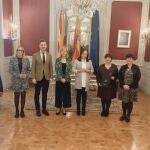 Llanos Masó,junto a representates de la Mesa de Les Corts, reciben la memoria de la AVL