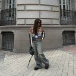 Violeta Mangriñán se apunta a la tendencia de las cazadoras moteras.