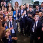 El líder del Partido Popular, Alberto Núñez Feijóo, celebra la reelección del presidente del Partido Popular d