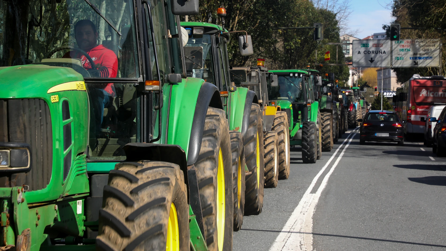 SANTIAGO DE COMPOSTELA, 20/02/2024.- Las organizaciones agrarias Sindicato Galego Labrego, Unions Agrarias y Asaja han convocado tractoradas en Galicia como la que han realizado esta mañana delante de la consellería de Medio Rural en Santiago. EFE/Xoán Rey