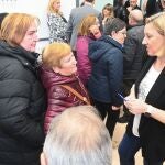 La consejera Isabel Blanco conversa con varias mujeres tras presentar el programa del Club de los 60