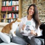 Eva San Martín junto a dos de sus siete gatos.