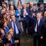 El líder del Partido Popular, Alberto Núñez Feijóo, celebra la reelección del presidente del Partido Popular d
