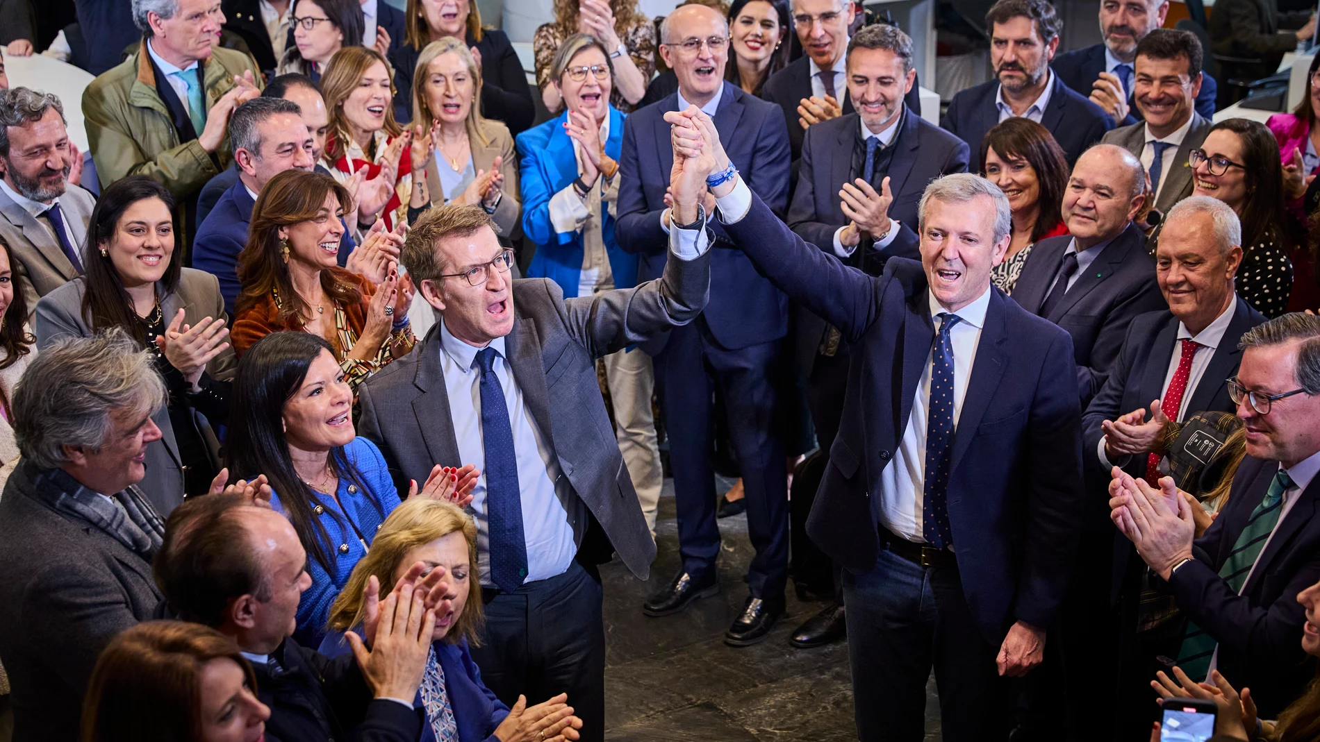 El líder del Partido Popular, Alberto Núñez Feijóo, celebra la reelección del presidente del Partido Popular de Galicia como presidente de la Xunta de Galicia, Alfonso Rueda, a su llegada al Comité Ejecutivo Nacional del PP que se celebra, este martes, en la sede del partido en la calle Génova en Madrid, para analizar los resultados de las elecciones de Galicia. © Alberto R. Roldán / Diario La Razón. 20 02 2024