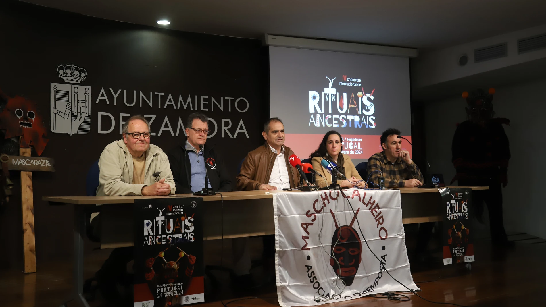 Presentación del IV Encuentro Internacional de Rituais Ancestrais. Intervienen la vereadora de la Câmara Municipal de Mogadouro, Márcia Paula Teixeira; representantes de la Junta de Freguesía de Bemposta y de la Associação Maschocalheiro de Bemposta; el director General de la AECT Duero-Douro, José Luis Pascual; el presidente de MascaraZA, José Javier Sánchez y el concejal de Turismo del Ayuntamiento de Zamora, Christoph Strieder.