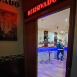 Agente de la Guardia Civil en el local en el que se realizó el operativo