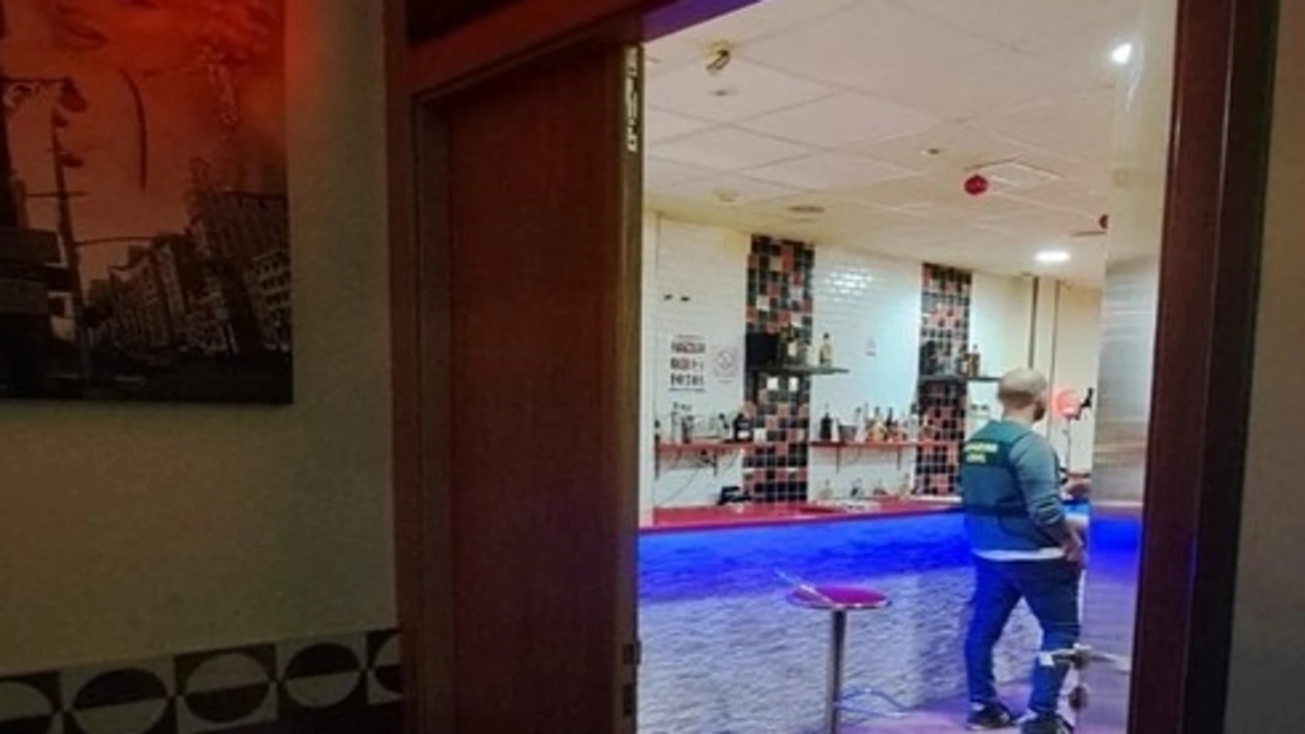 Agente de la Guardia Civil en el local en el que se realizó el operativo