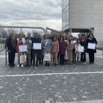 Las presidentas Ángeles Armisén y Eugenia García Rincón, junto a los representantes de los ayuntamientos distinguidos como Ciudades Amigas de la Infancia