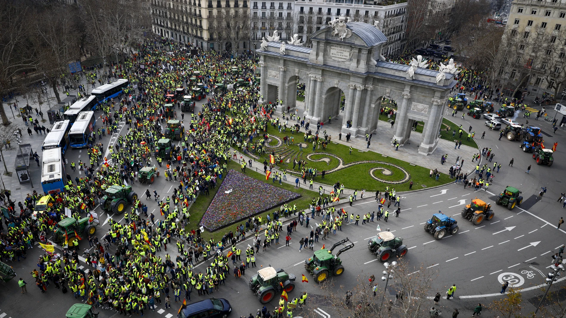 Manifestación de ganaderos y agricultores en la puerta de Alcalá de Madrid. Tractorada en Madrid.© Alberto R. Roldán / La Razón 21 02 2024