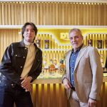 Fernando Guillén Cuervo y su hijo Manuel visitan destilerías DYC