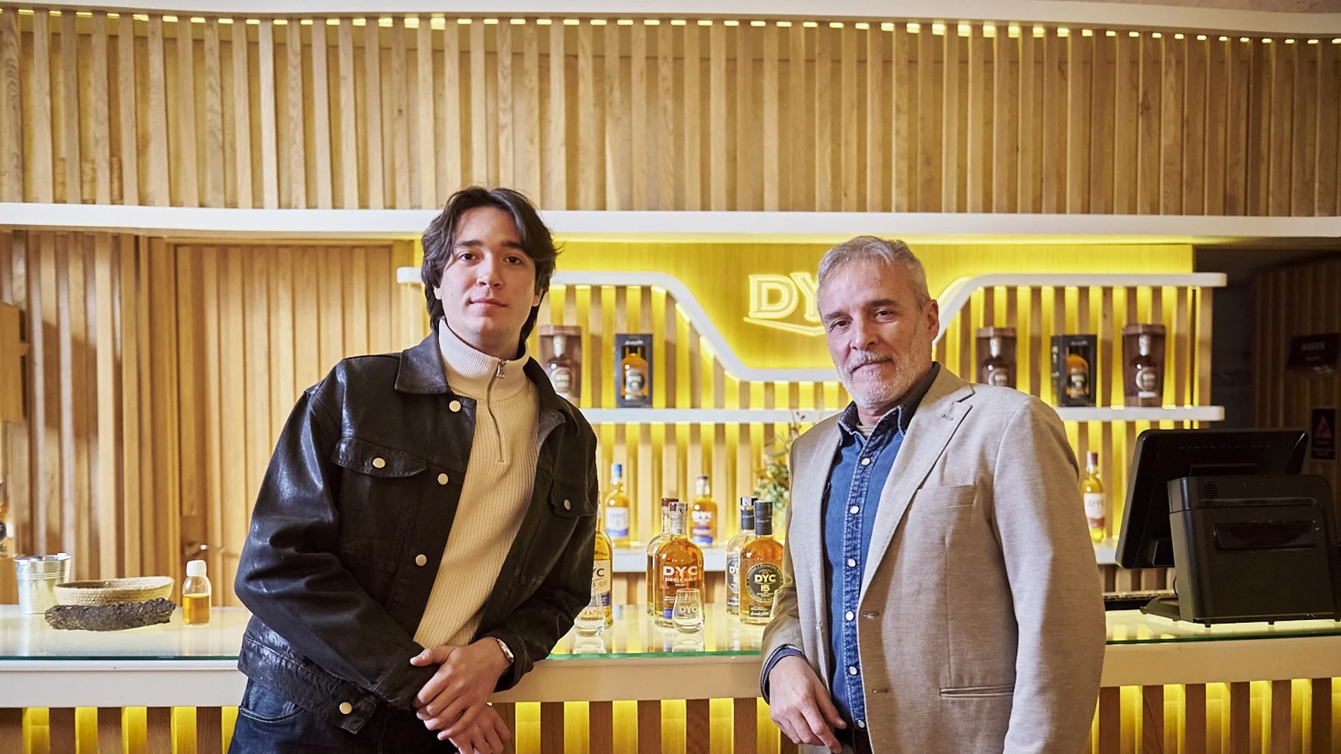 Fernando Guillén Cuervo y su hijo Manuel visitan destilerías DYC