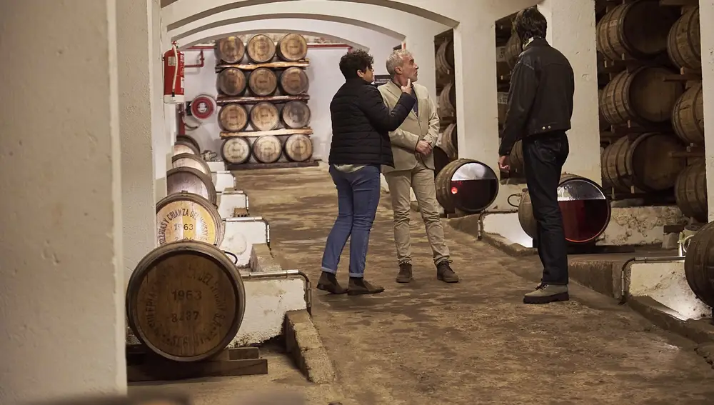 Fernando Guillén Cuervo y su hijo Manuel visitan las destilerías DYC