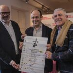 el director de la orquesta Cuerda para Rato, José Luis Martín Rozas, el diputado de Cultura, José María Bravo, y el concejal de Cultura del ayuntamiento de Segovia, Juan Carlos Monroy, presentan los conciertos