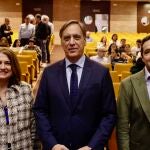 El alcalde de Salamanca, Carlos García Carbayo, junto al catedrático de Inteligencia Artificial de la Universidad de Salamanca, Juan Manuel Corchado, y la vicerrectora de ciencias de la salud , Ana Martin, atienden a los medios de comunicación antes de participar en la Jornada de Biotecnología y Emprendimiento ‘Cultivando ecosistemas innovadores con spinoffs’ de Salamanca Tech