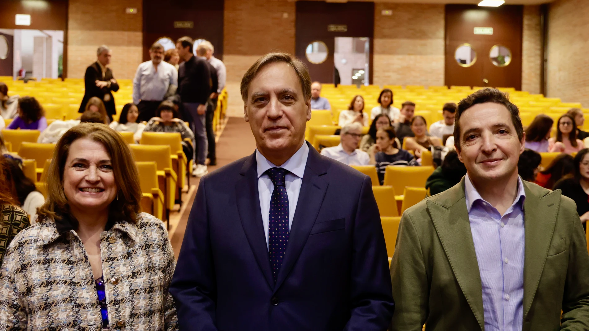 El alcalde de Salamanca, Carlos García Carbayo, junto al catedrático de Inteligencia Artificial de la Universidad de Salamanca, Juan Manuel Corchado, y la vicerrectora de ciencias de la salud , Ana Martin, atienden a los medios de comunicación antes de participar en la Jornada de Biotecnología y Emprendimiento ‘Cultivando ecosistemas innovadores con spinoffs’ de Salamanca Tech