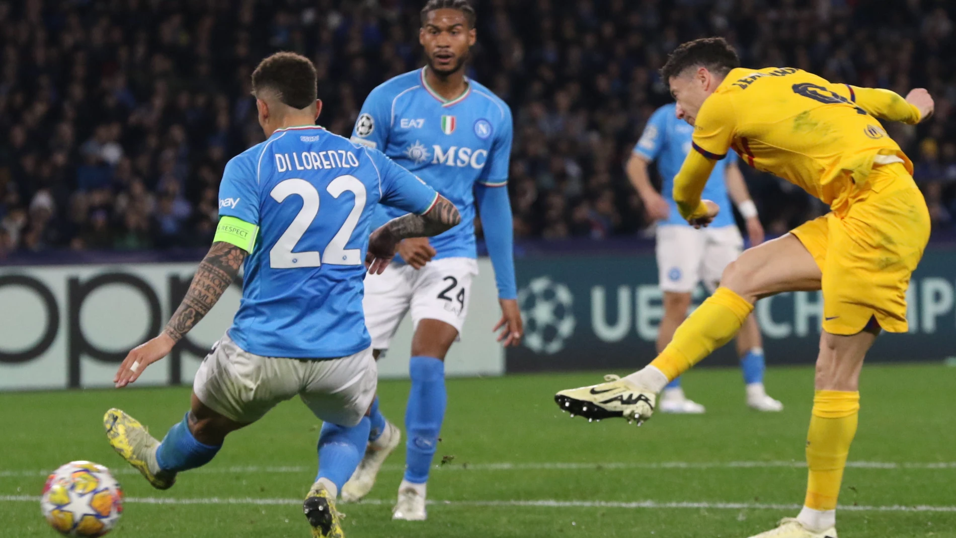 Naples (Italy), 21/02/2024.- Barcelona'Äôs forward Robert Lewandowski (R) scores the the opening goal during the UEFA Champions League Round of 16, 1st leg soccer match SSC Napoli vs FC Barcelona at Diego Armando Maradona stadium in Naples, Italy, 21 February 2024. (Liga de Campeones, Italia, Nápoles) EFE/EPA/CESARE ABBATE