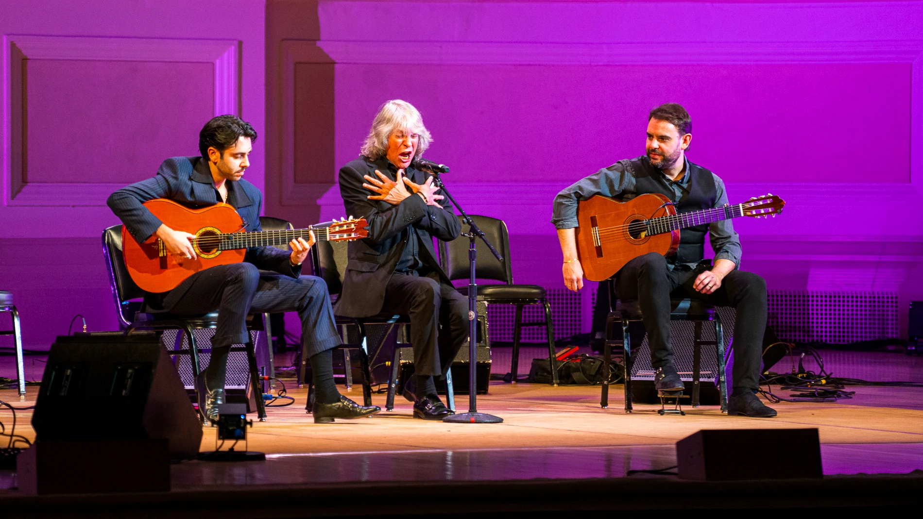 AME1009. NUEVA YORK (ESTADOS UNIDOS), 20/02/2024.- El espíritu del guitarrista Paco de Lucía se adueñó este martes de Nueva York al cumplirse diez años de su muerte, con un excepcional concierto en la mítica sala Carnegie Hall que reunió a lo mejor del flamenco actual y a músicos de varios continentes. En la imagen, el cantaor jerezano José Mercé actúa anoche en la semana 'Paco de Lucía Legacy'. EFE/Womack SOLO USO EDITORIAL/SOLO DISPONIBLE PARA ILUSTRAR LA NOTICIA QUE ACOMPAÑA (CRÉDITO OBLI...