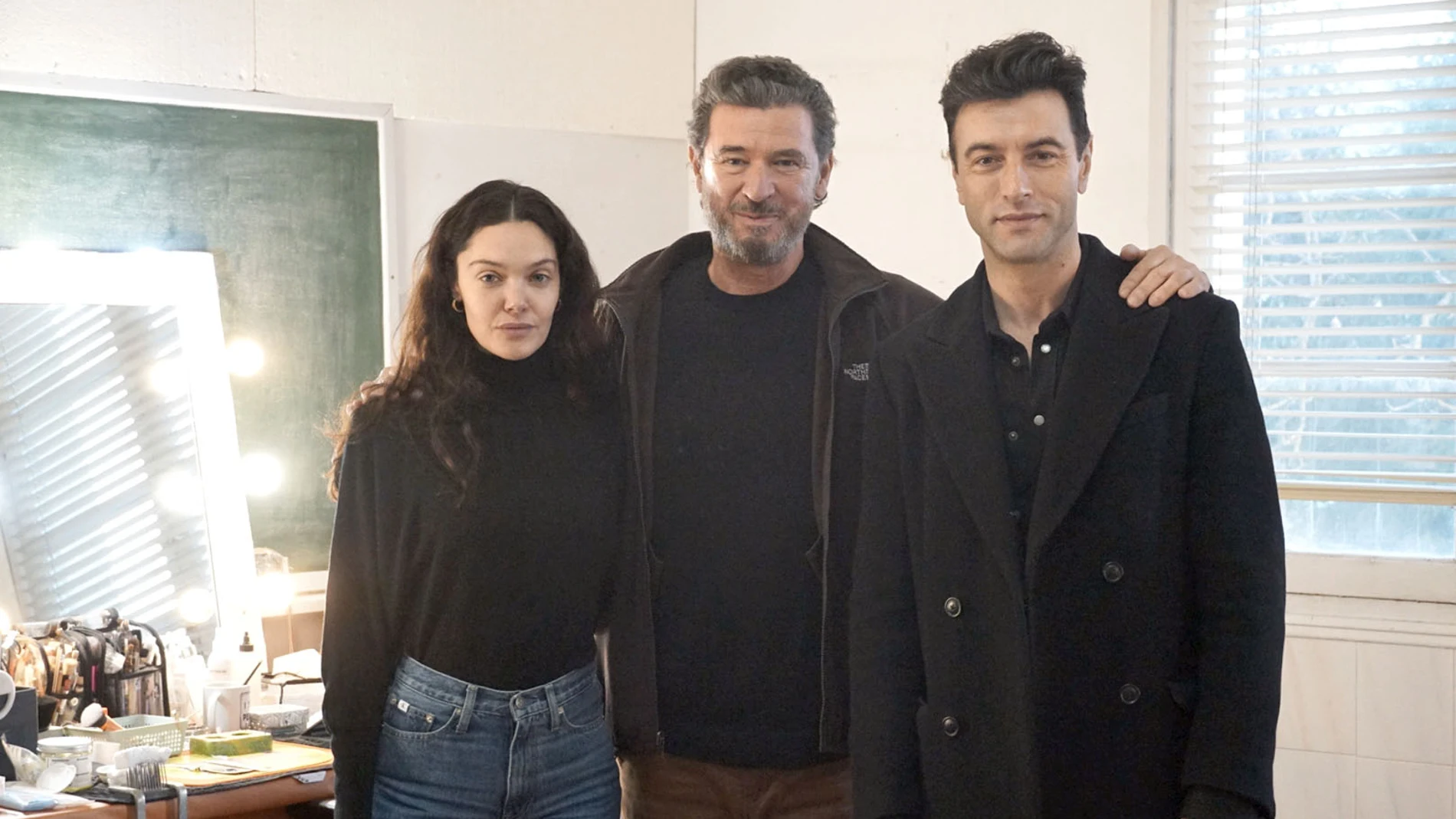 El director Julio Medem con los actores Ana Rujas y Javier Rey, que protagonizarán '8', su próximo film