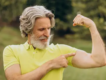 Bíceps hombre mayor bíceps músculos envejecimiento longevidad