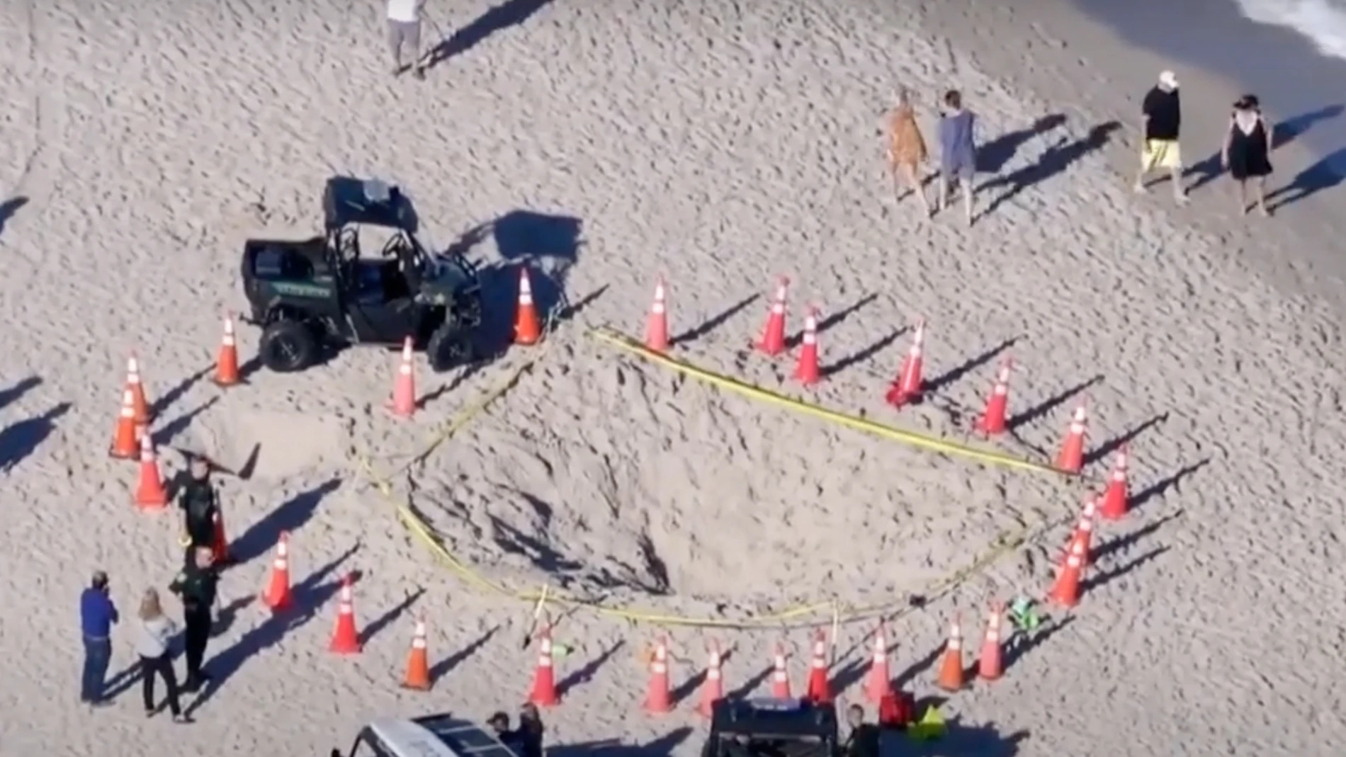 Muere una niña de 5 años tras caer en un agujero en la playa junto a su hermano