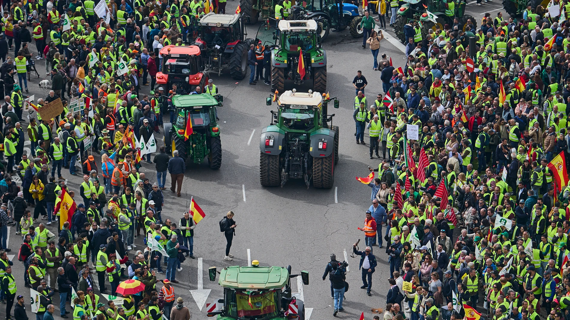 Manifestación de ganaderos y agricultores por las calles del centro de Madrid. Tractores llegando a la puerta de Alcalá. © Alberto R. Roldán / Diario La Razón. 21 02 2024