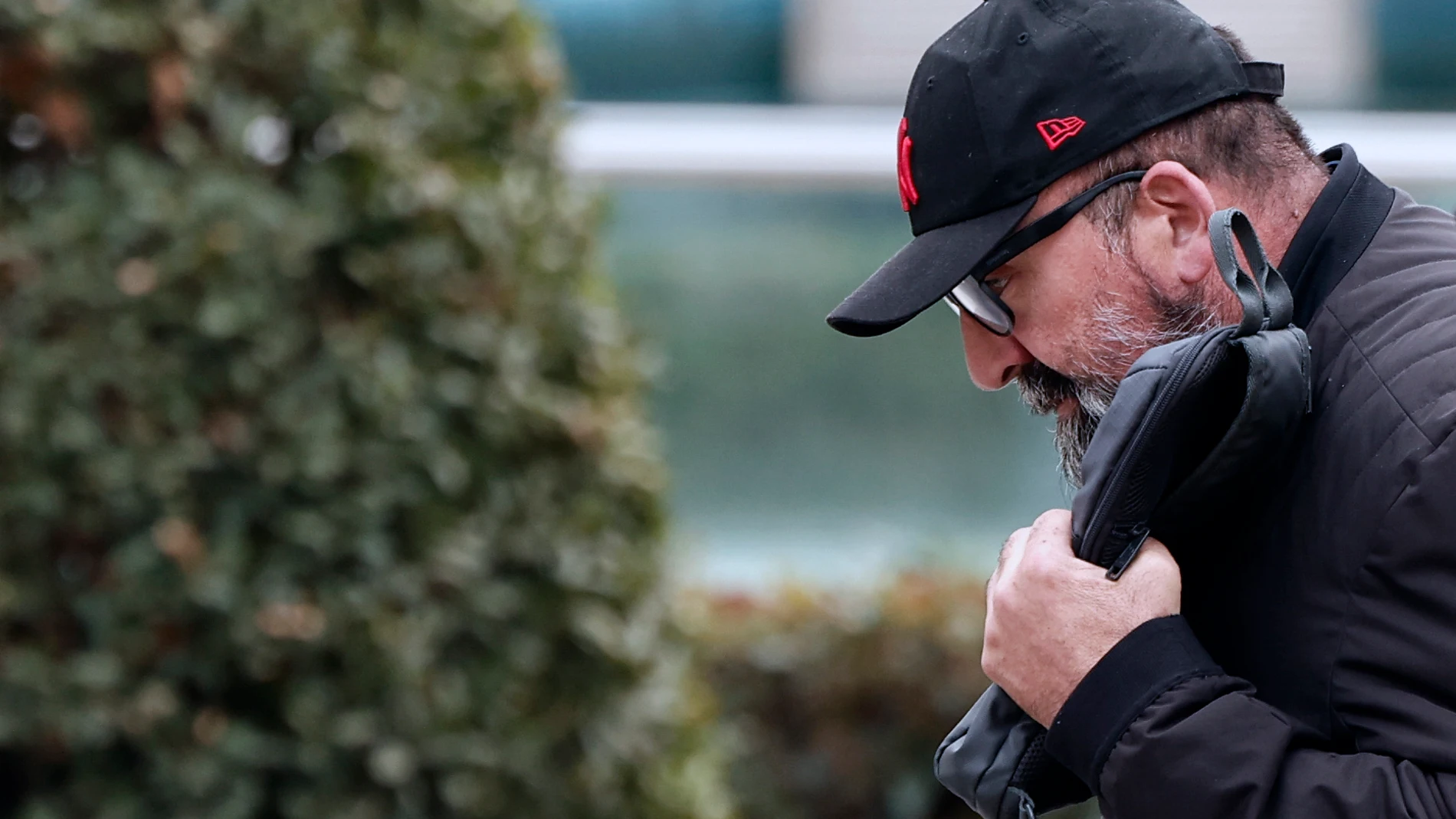 -FOTODELDÍA- MADRID, 22/02/2024.- Koldo García, exasesor del exministro socialista José Luis Ábalos, a la salida de la Audiencia Nacional este jueves. El juez de la Audiencia Nacional Ismael Moreno ha acordado la puesta en libertad y la retirada del pasaporte para Koldo García, exasesor del exministro socialista José Luis Ábalos; el presidente del Zamora CF, Víctor de Aldama, y otro de los detenidos por presunta corrupción en la compra de mascarillas en pandemia. EFE/Sergio Pérez