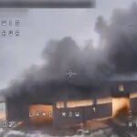 Así se vuela un hangar ruso, con todos sus blindados dentro, por el certero ataque de un dron ucraniano